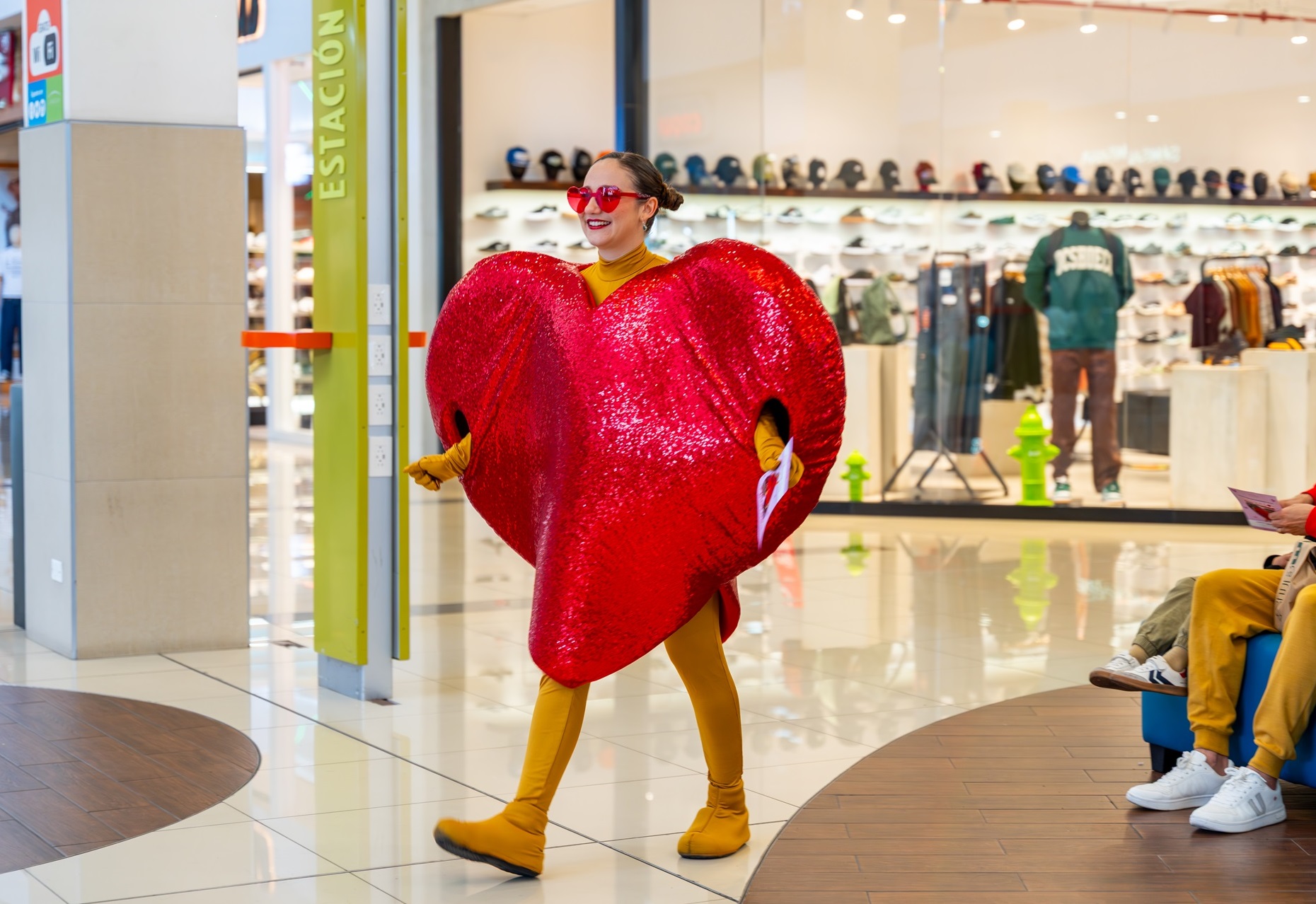 Escuadrón Cupido llega a Lincoln Plaza para enamorar a sus visitantes en San Valentín