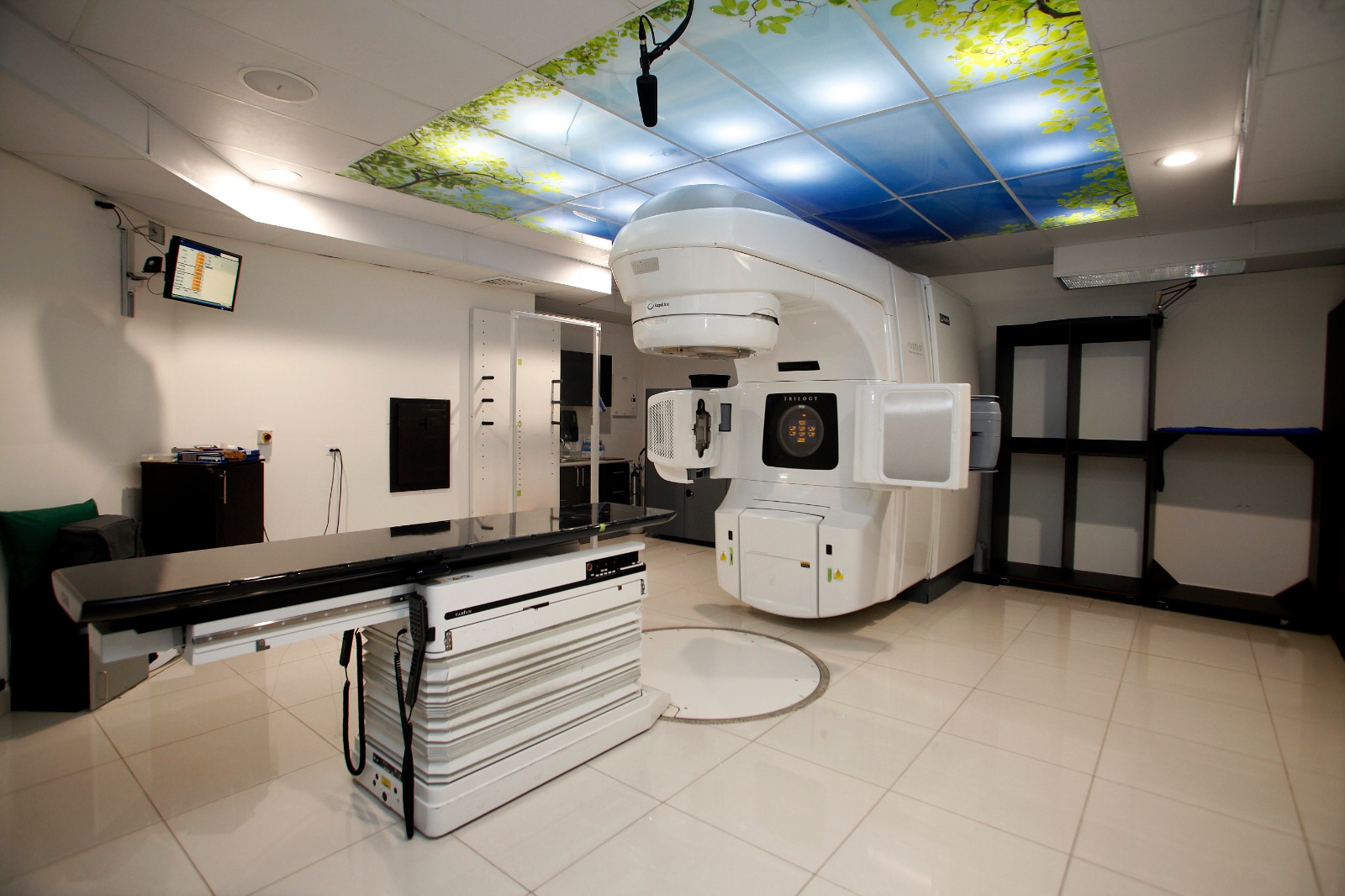 Tecnología de vanguardia contra el cáncer convierte al país en un destino médico internacional