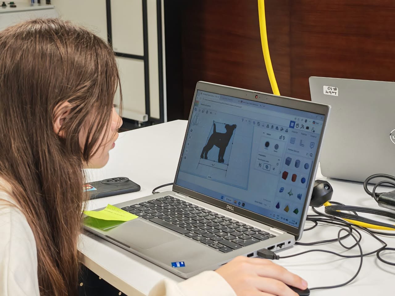 Más allá de las pantallas: por qué es importante que niñas, niños y adolescentes aprendan a crear con tecnología