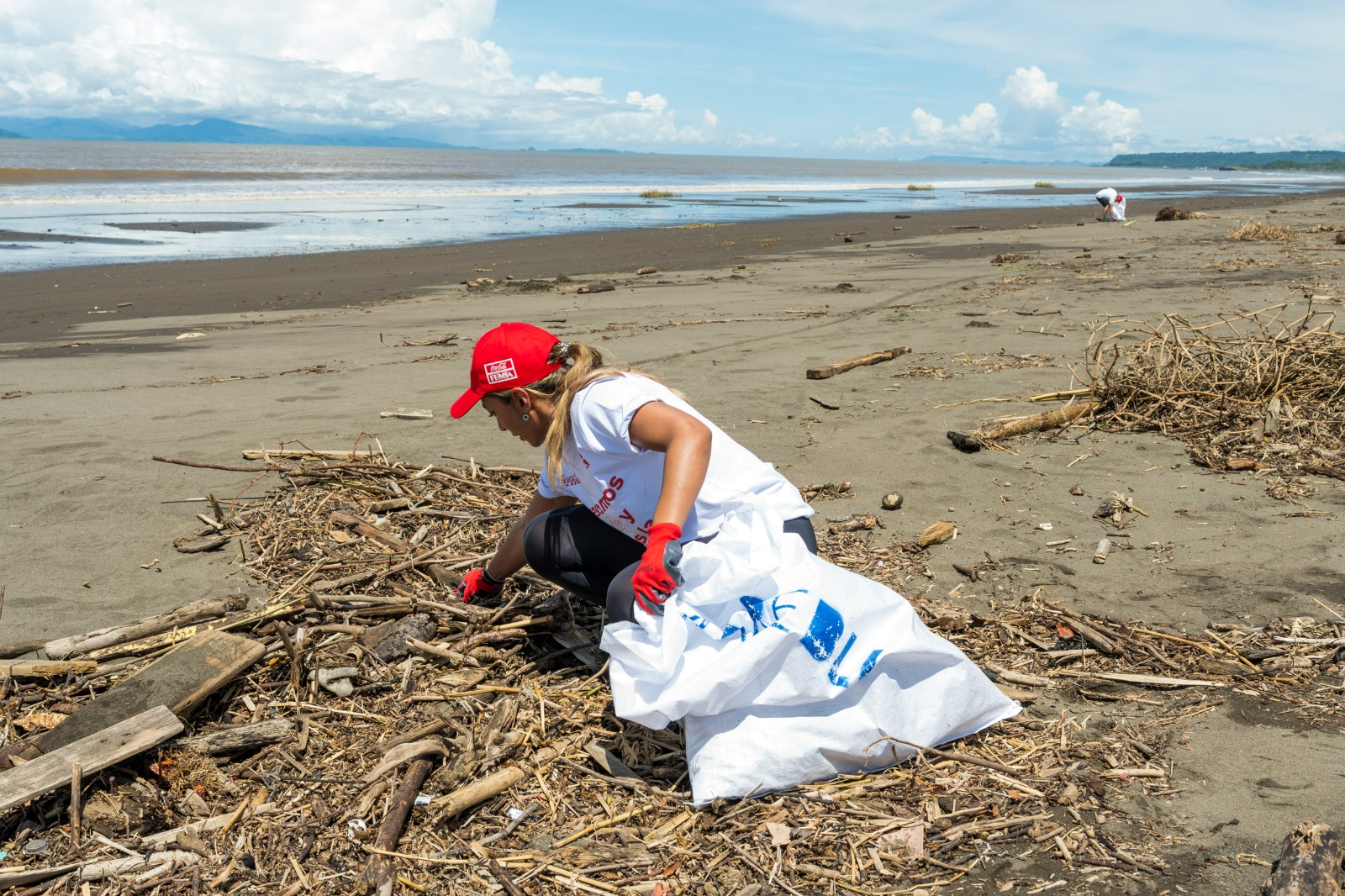 Voluntarios del Sistema Coca-Cola participan en jornada de limpieza en Playa Guacalillo